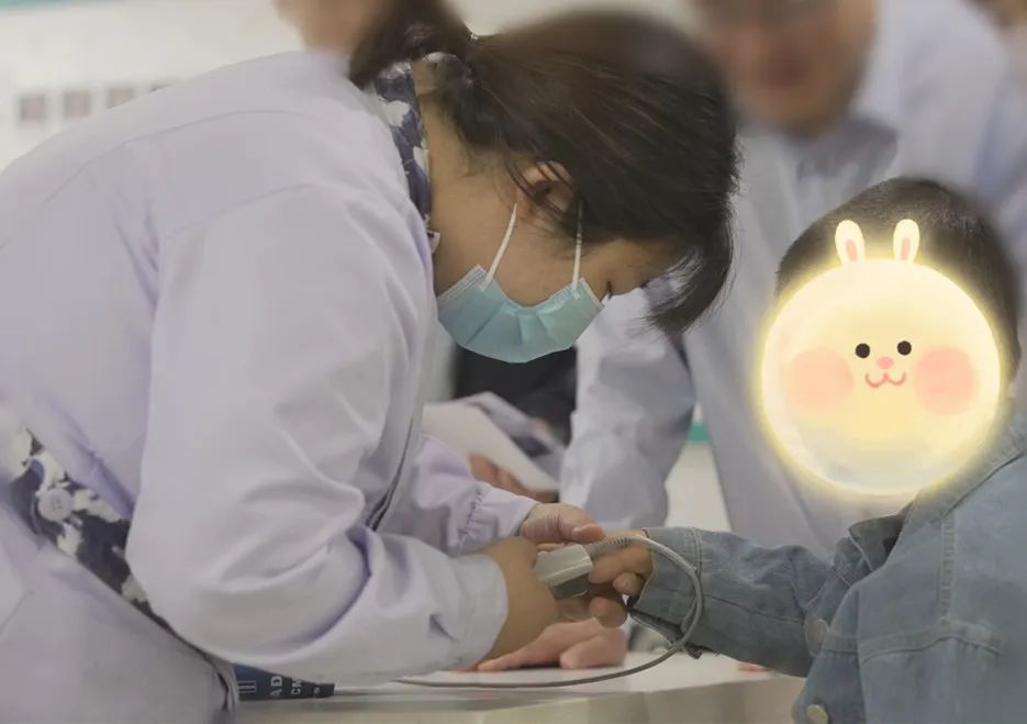 温州医科大学附属眼视光医院杭州院区帮助双眼「先白」的 4 岁幼童恢复光明