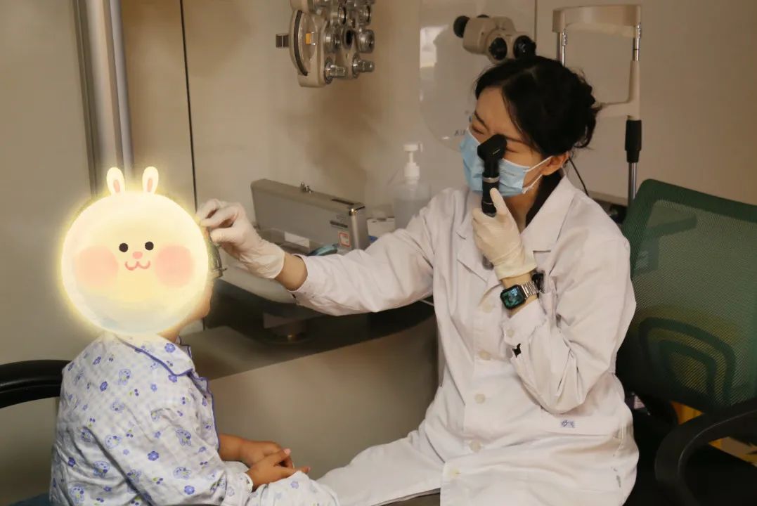 温州医科大学附属眼视光医院杭州院区帮助双眼「先白」的 4 岁幼童恢复光明