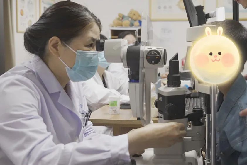 温州医科大学附属眼视光医院杭州院区帮助双眼「先白」的 4 岁幼童恢复光明