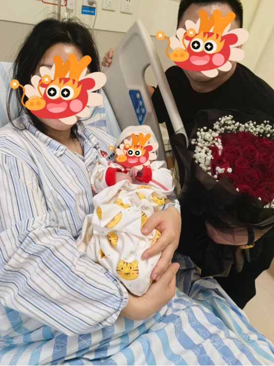 草莓「小龙宝」组团报到！快来吸吸这份新年喜气