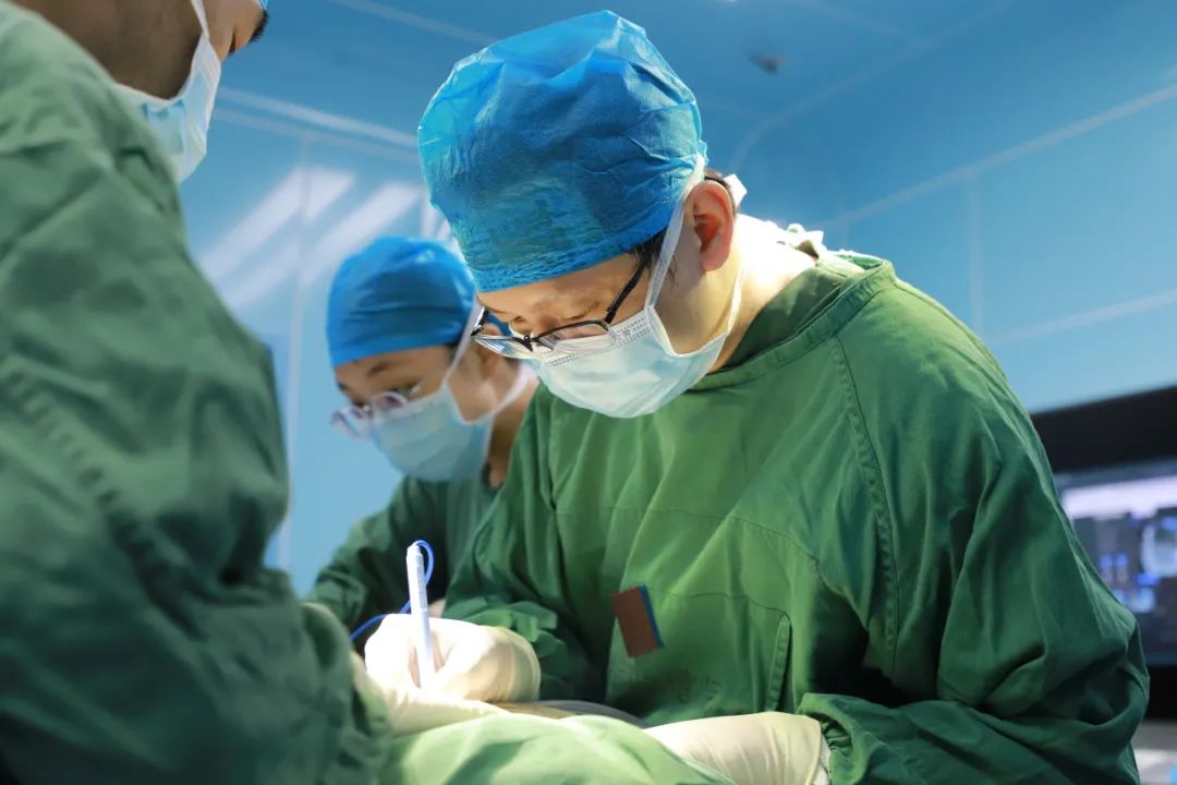 精准拆弹、长途奔袭、医心帮扶的他治病更医心