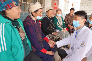 榜样·新青年｜2023 年度中国家庭健康守门人李哲勇：情暖南疆，做群众健康的守护者