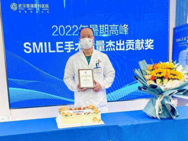 普瑞眼科医院集团湖北省区总院长沈政伟教授风采展示