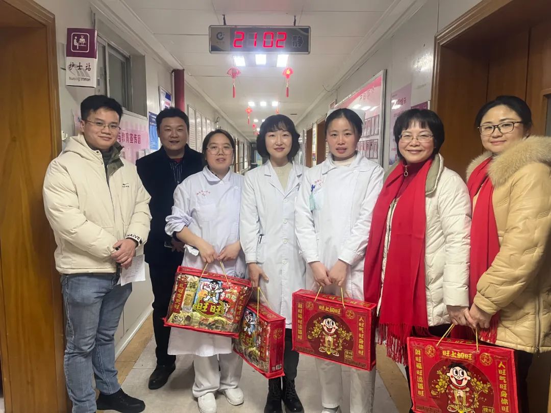 感谢坚守的你—湘潭市第一人民医院院领导除夕夜慰问一线值班人员