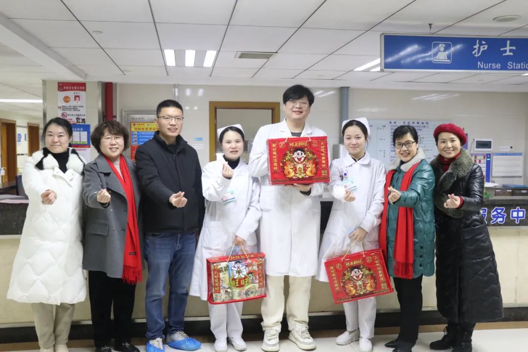 感谢坚守的你—湘潭市第一人民医院院领导除夕夜慰问一线值班人员