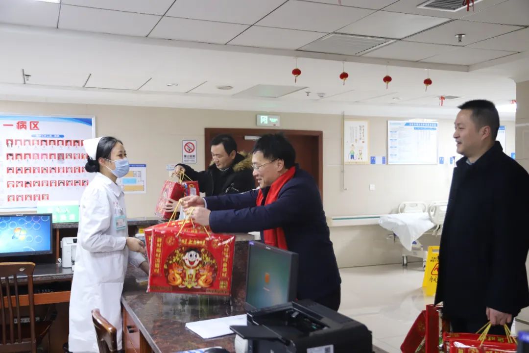 感谢坚守的你—湘潭市第一人民医院院领导除夕夜慰问一线值班人员