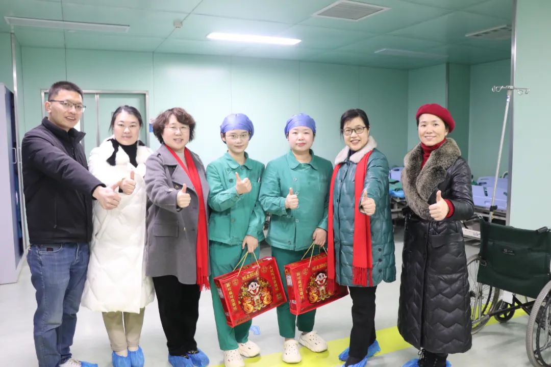 感谢坚守的你—湘潭市第一人民医院院领导除夕夜慰问一线值班人员