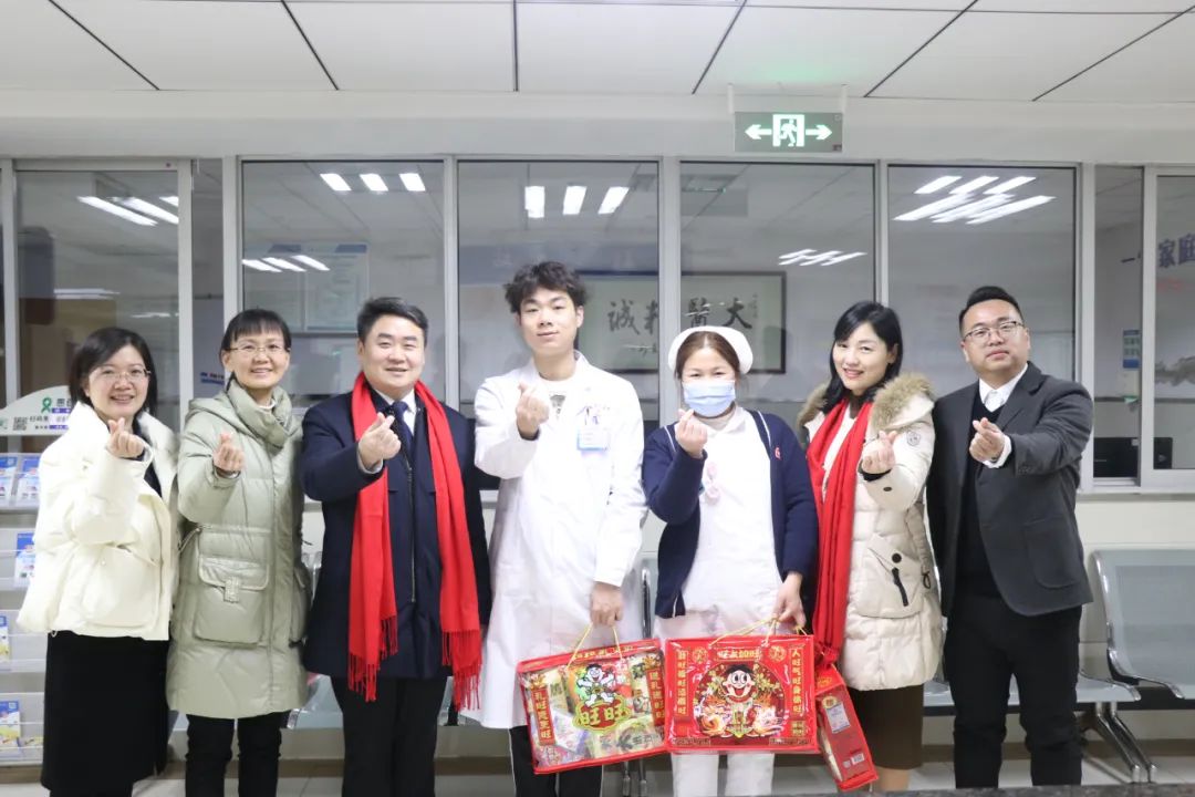 感谢坚守的你—湘潭市第一人民医院院领导除夕夜慰问一线值班人员