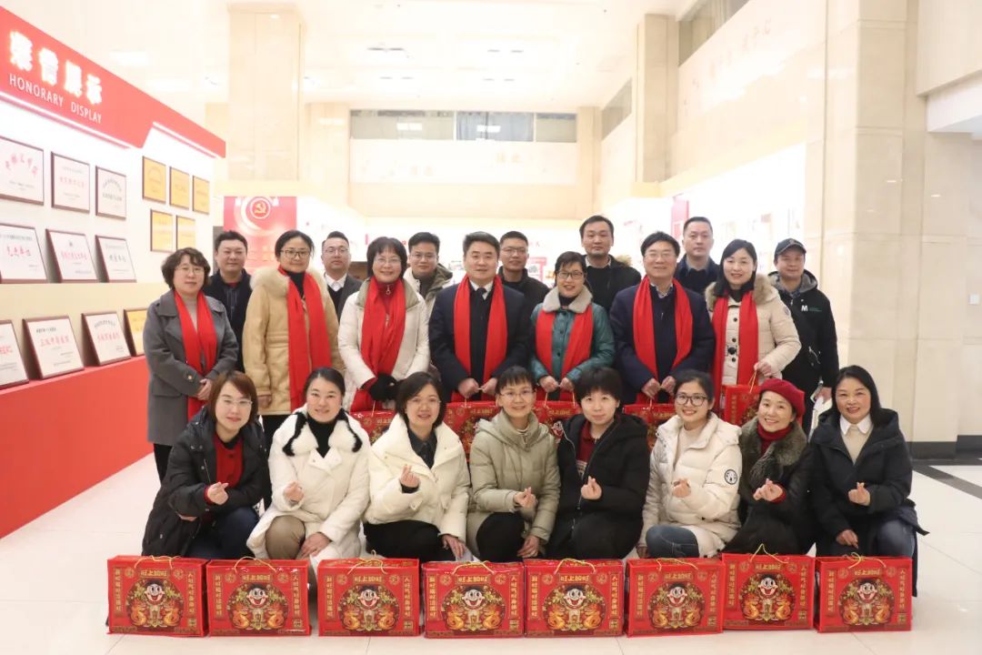 感谢坚守的你—湘潭市第一人民医院院领导除夕夜慰问一线值班人员