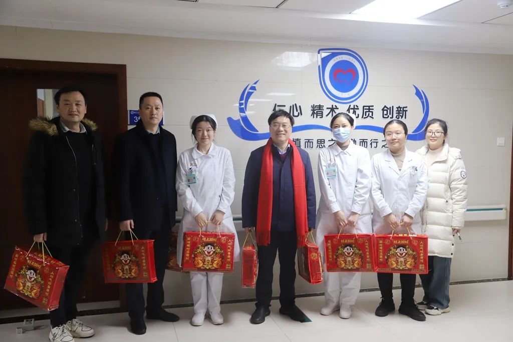 感谢坚守的你—湘潭市第一人民医院院领导除夕夜慰问一线值班人员