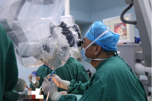 女子脑内惊现 12 厘米寄生虫 广西壮族自治区南溪山医生妙手「捉虫」