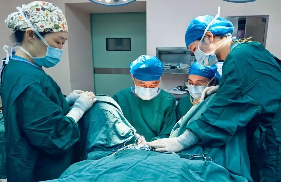 惊，子宫掉下来了！很多女性都会经历，一个动作可以降低伤害