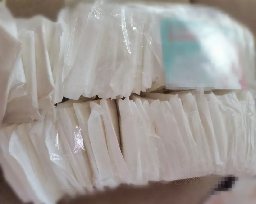 每个女人,一生中有 7 年时间在流血,有人用穿过的袜子代替卫生巾