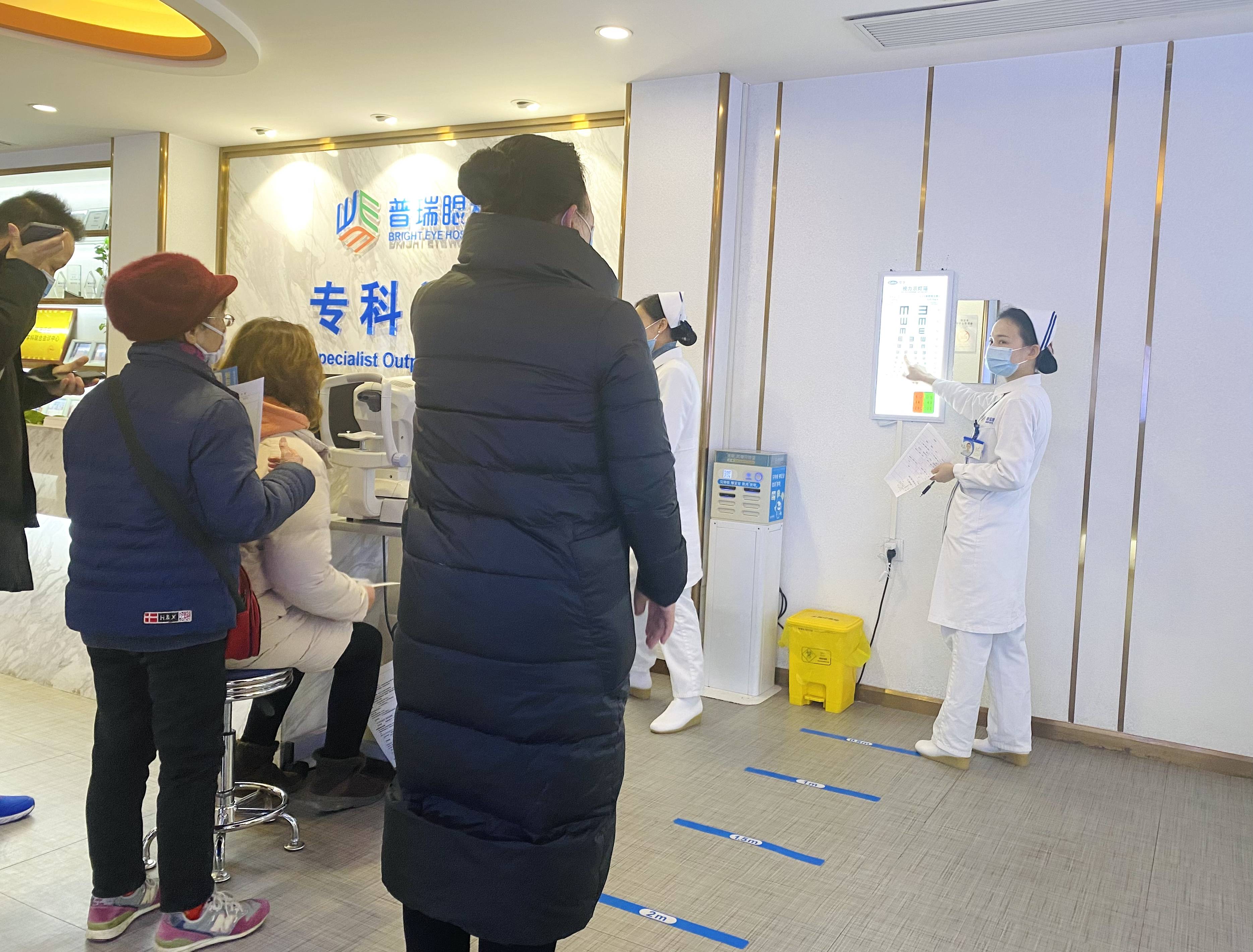 为什么螨虫偏爱老人?如何祛除螨虫?武汉普瑞眼科医院张晓农教授这么说