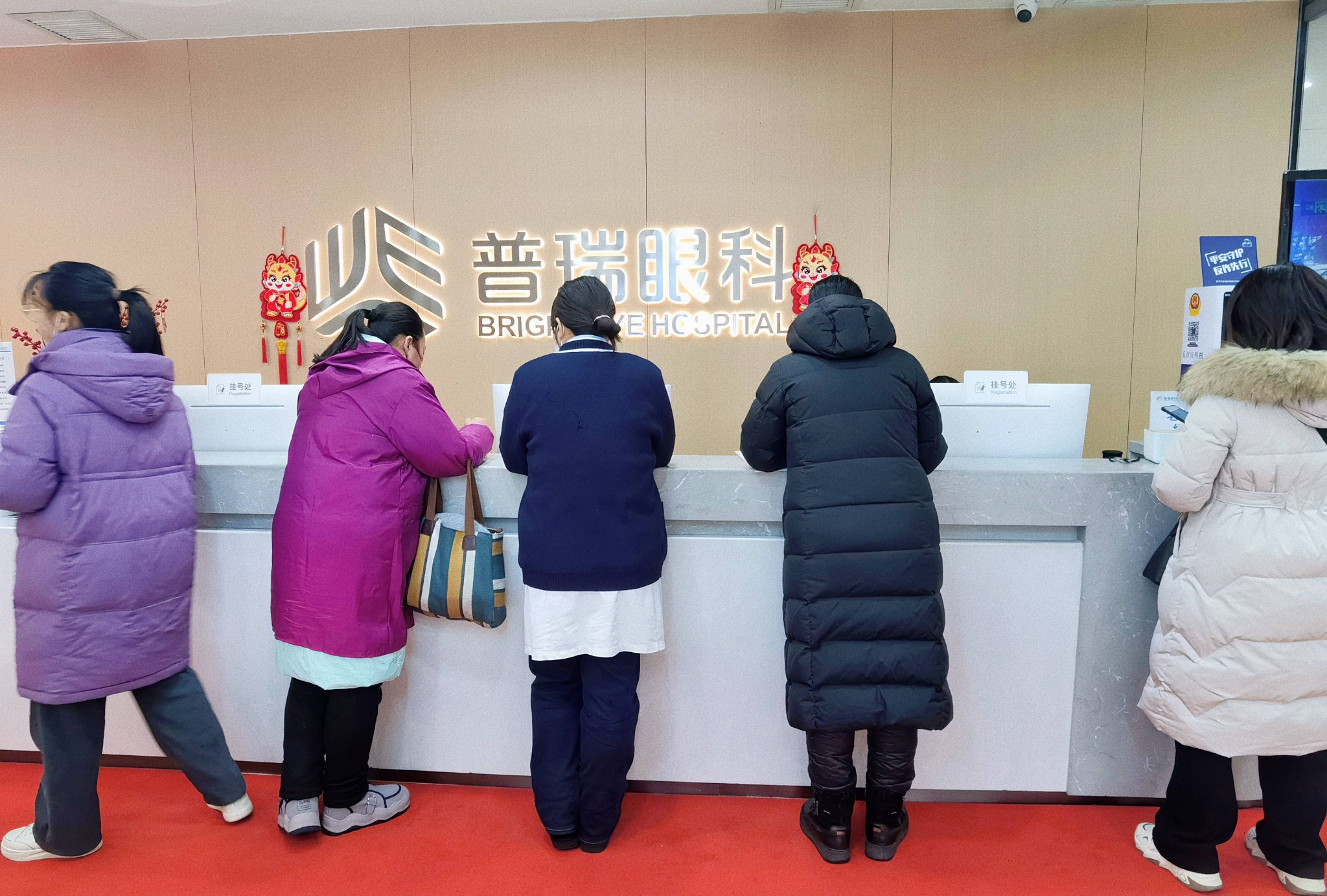 为什么螨虫偏爱老人?如何祛除螨虫?武汉普瑞眼科医院张晓农教授这么说