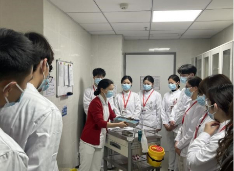 筑梦未来护理 重庆松山医院开展 2024 年春季实习生岗前培训