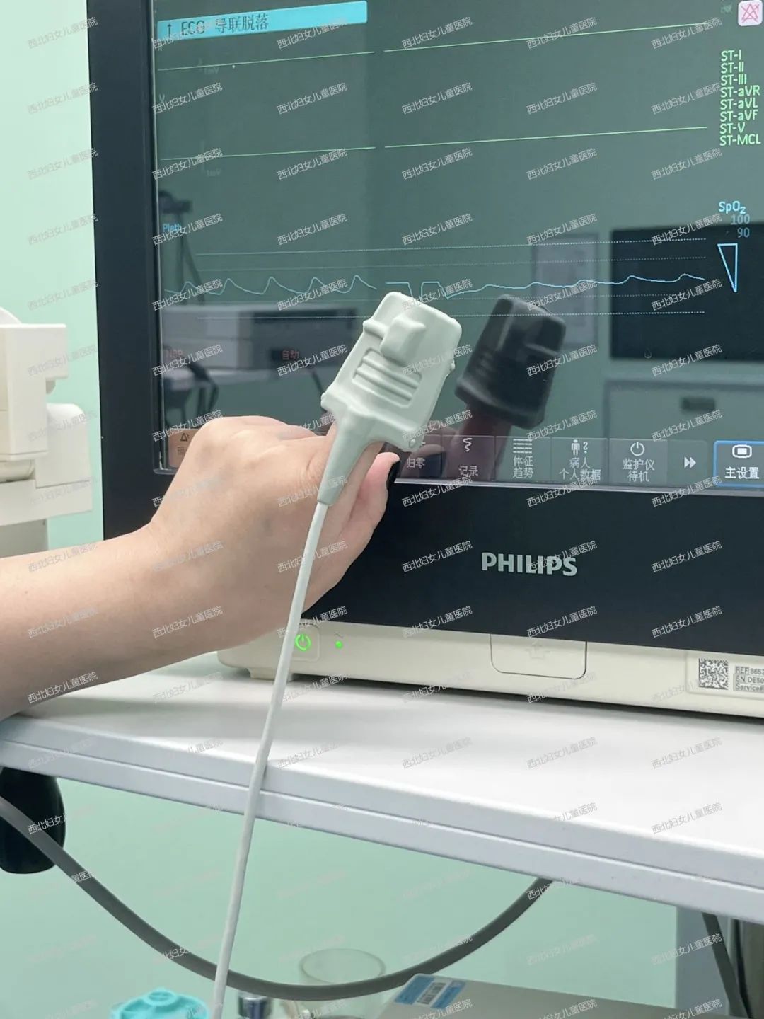 女子看个病，「指甲」被卸掉！这是什么奇葩规定？