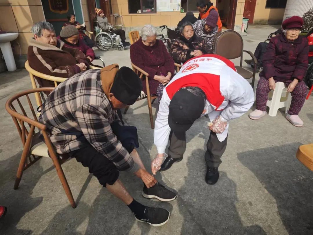 成都誉美医院「公益健康巡诊」服务走进养老院