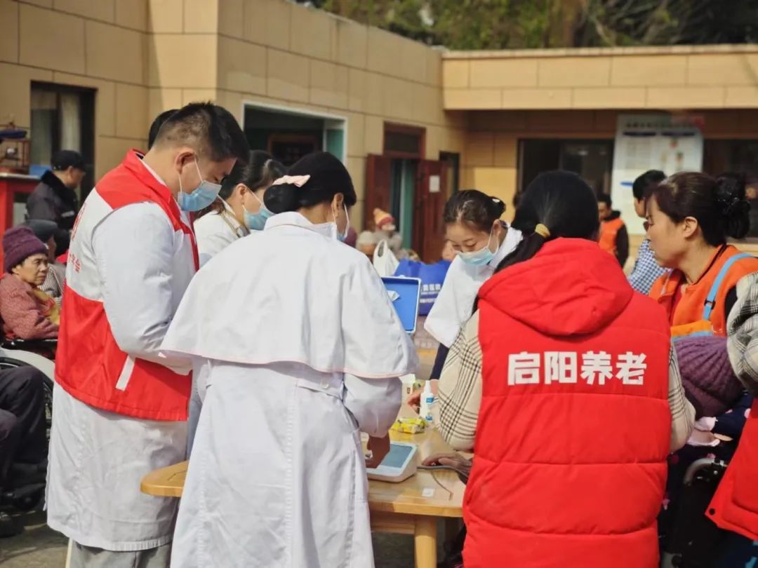 成都誉美医院「公益健康巡诊」服务走进养老院