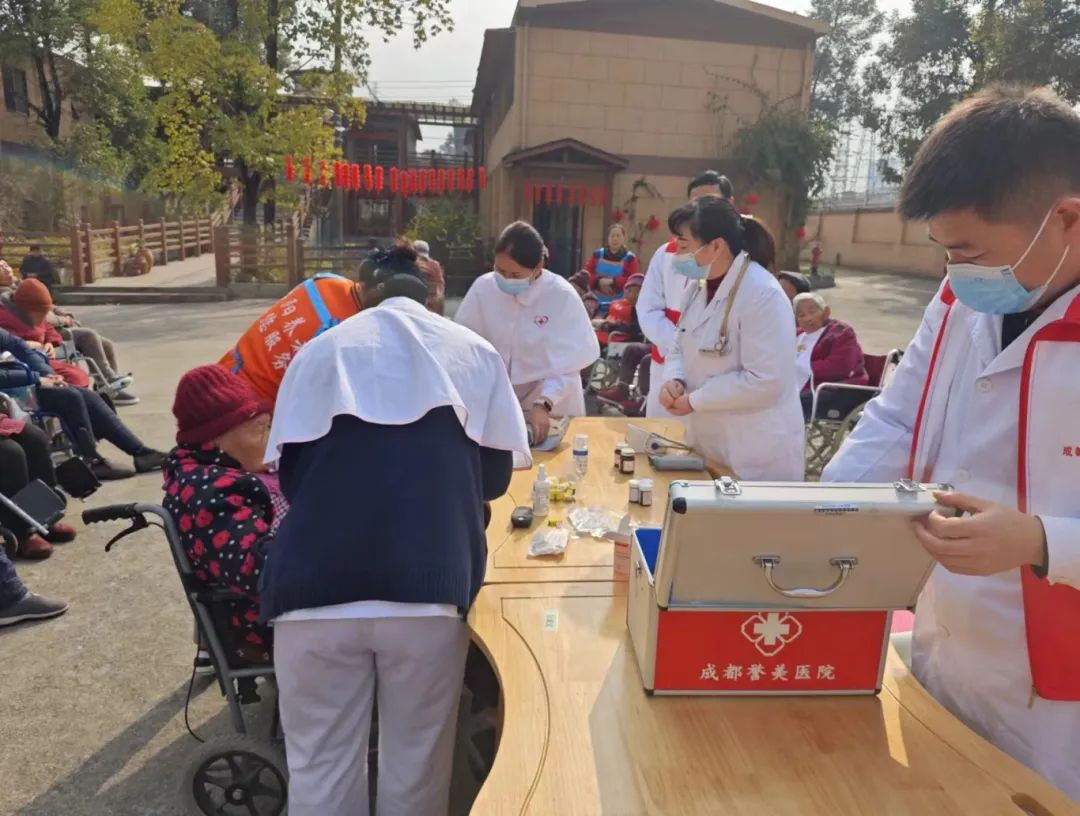 成都誉美医院「公益健康巡诊」服务走进养老院