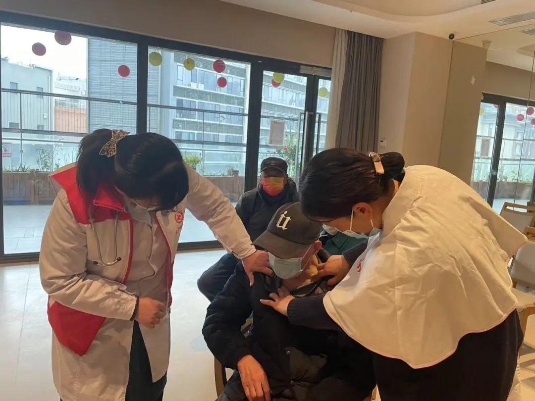 成都誉美医院「公益健康巡诊」服务走进养老院