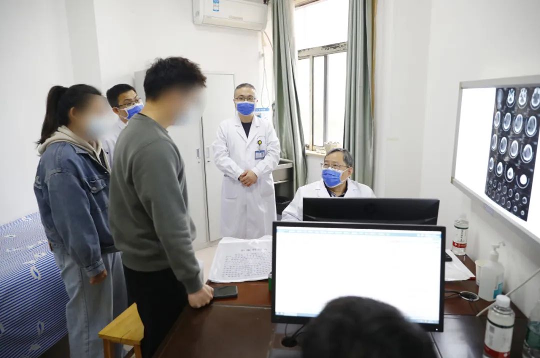 上海华山医院神经外科副主任胡锦教授莅临九江市第一人民医院坐诊、查房、教学