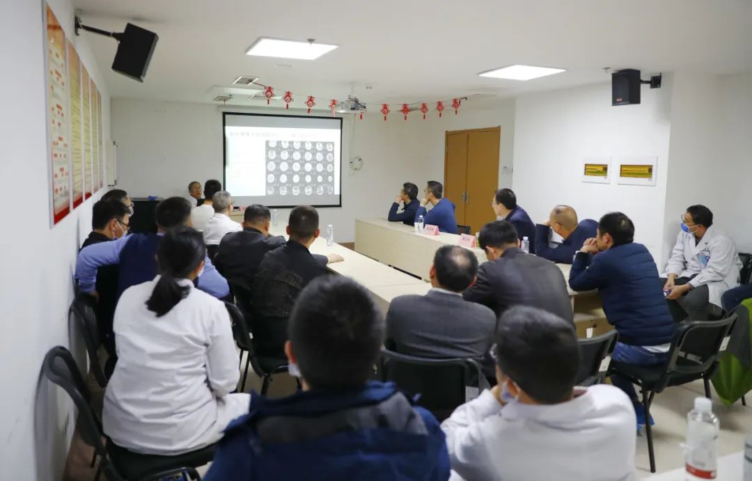 上海华山医院神经外科副主任胡锦教授莅临九江市第一人民医院坐诊、查房、教学