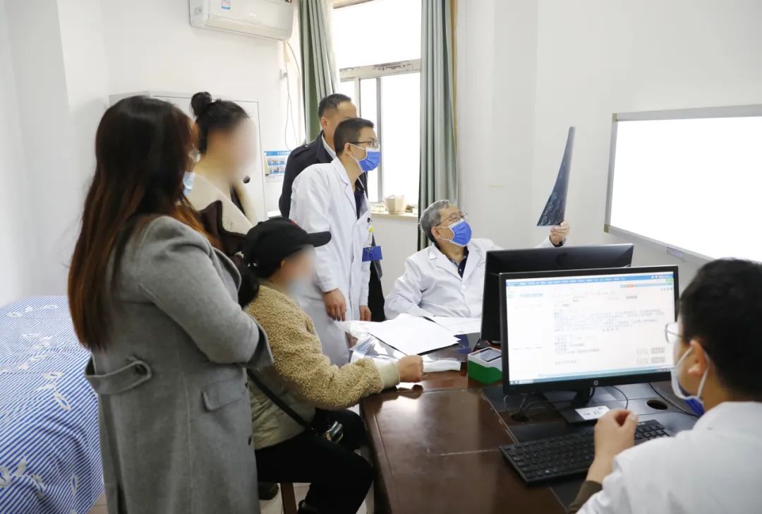 上海华山医院神经外科副主任胡锦教授莅临九江市第一人民医院坐诊、查房、教学