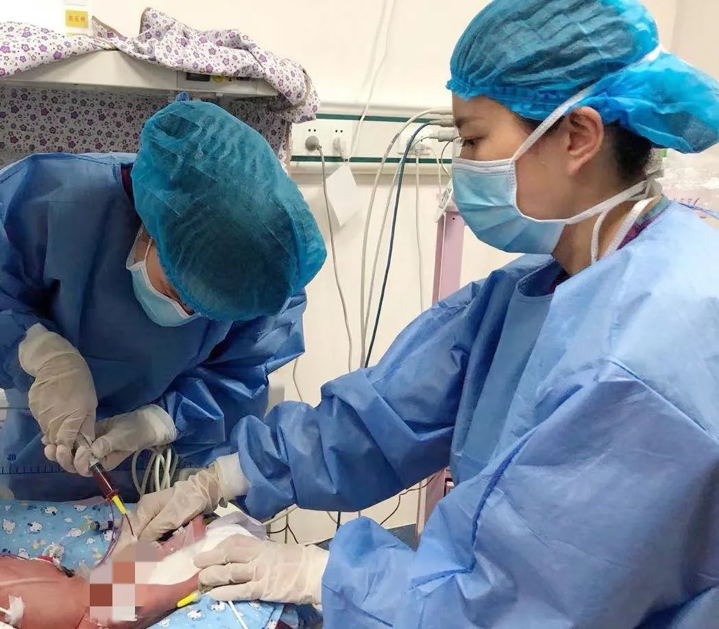 青岛大学附属医院新生儿科紧急换血救治罕见溶血病合并重度贫血患儿