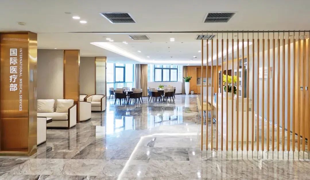 飘洋过海来「摘镜」！美籍近视患者在四川眼科医院成功手术