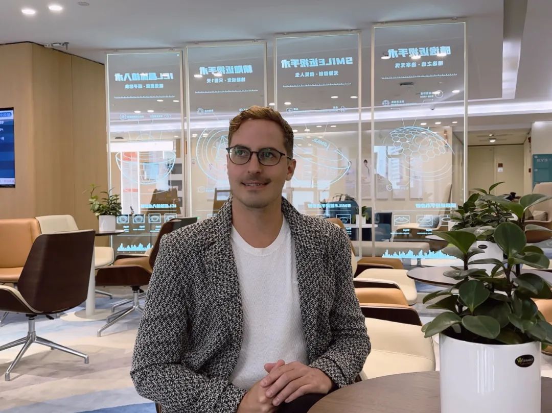 飘洋过海来「摘镜」！美籍近视患者在四川眼科医院成功手术