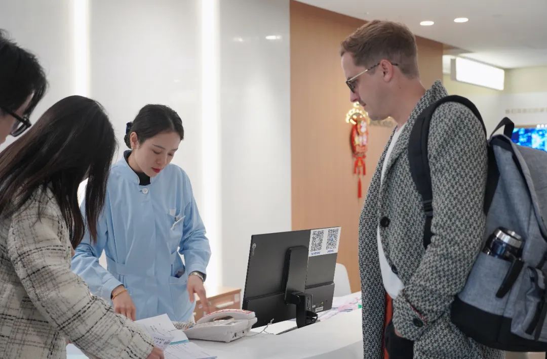 飘洋过海来「摘镜」！美籍近视患者在四川眼科医院成功手术