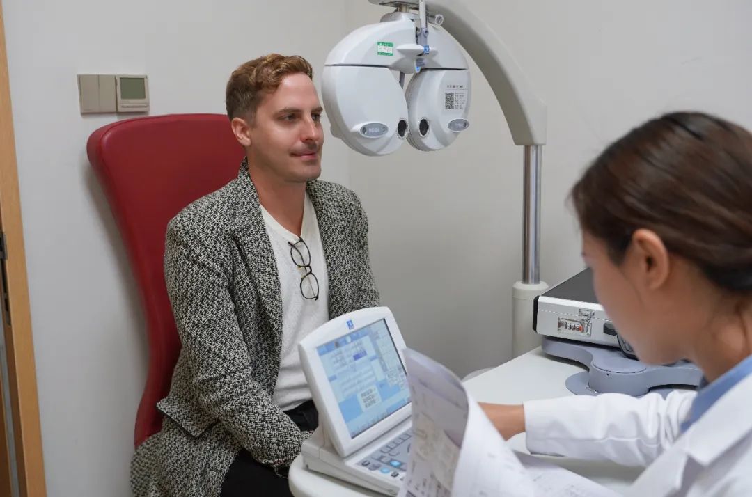 飘洋过海来「摘镜」！美籍近视患者在四川眼科医院成功手术