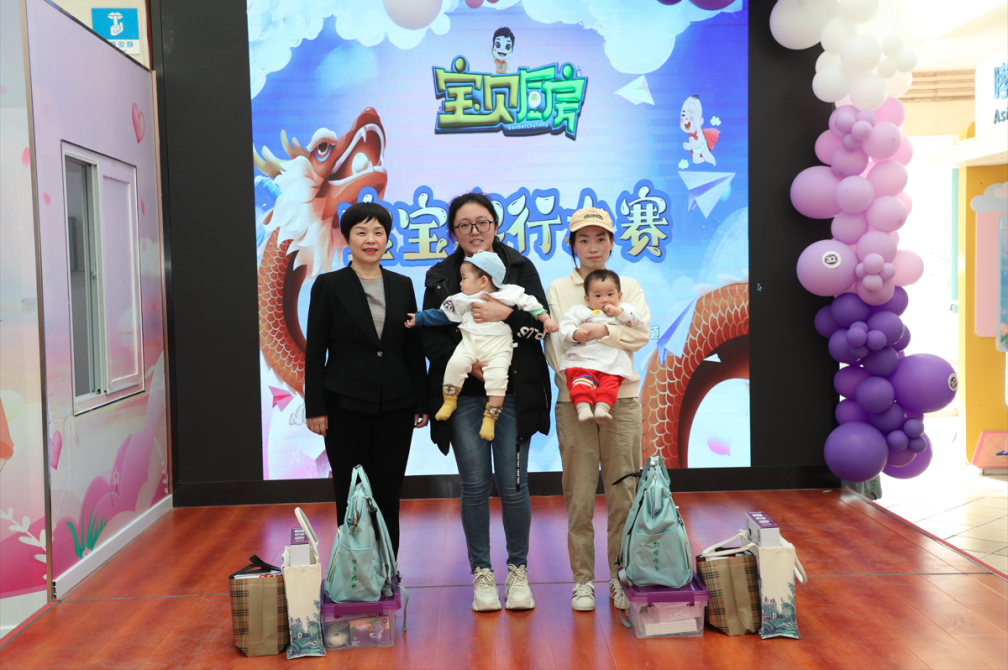 龙抬头宝宝爬行大赛在河南省妇幼保健院举办