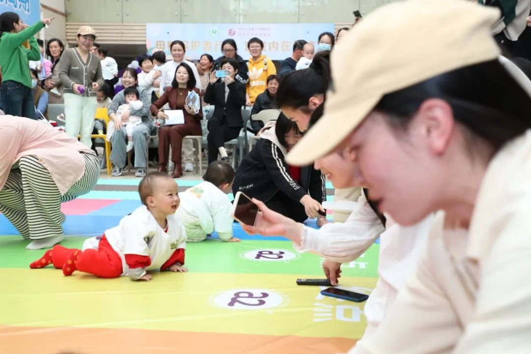 龙抬头宝宝爬行大赛在河南省妇幼保健院举办