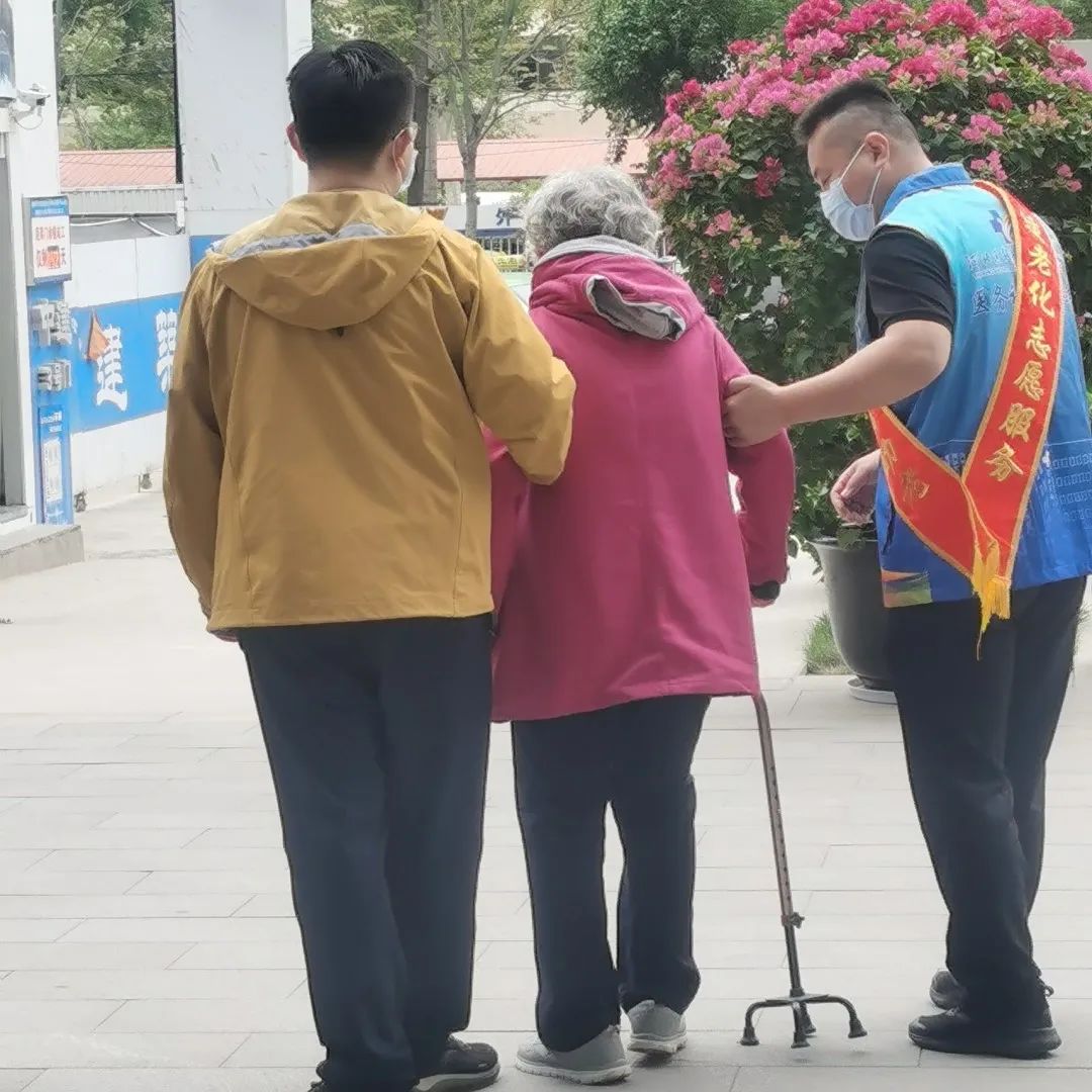 看，「世界社工日」30 多名大学生志愿者来到河北医科大学第一医院