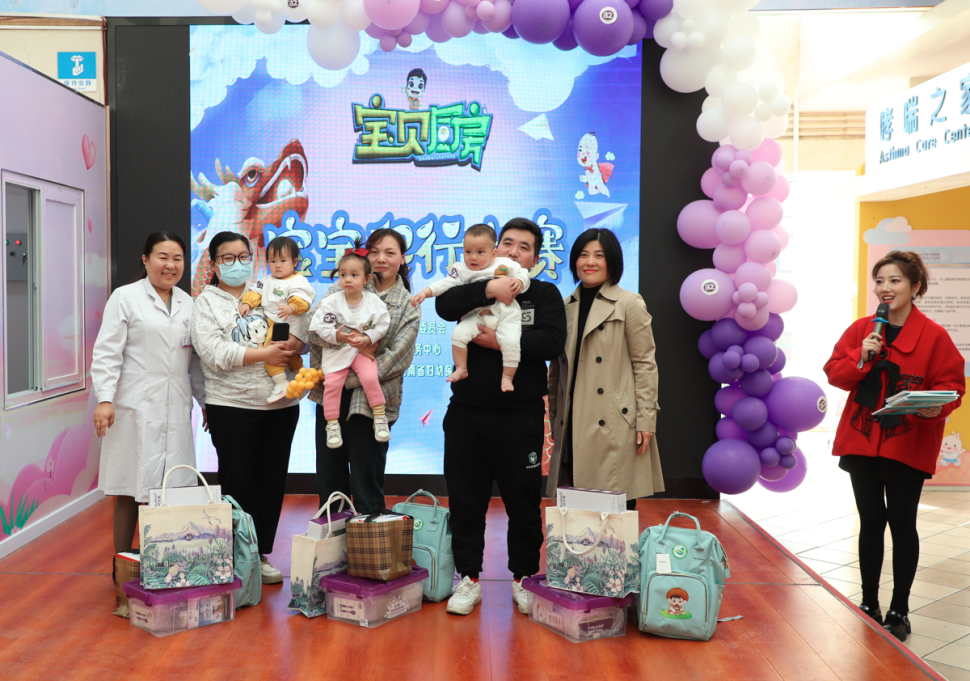 龙抬头宝宝爬行大赛在河南省妇幼保健院举办