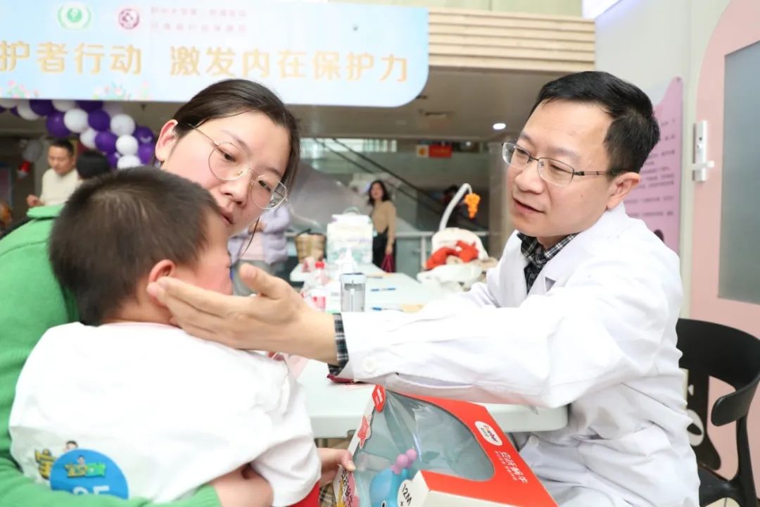 龙抬头宝宝爬行大赛在河南省妇幼保健院举办