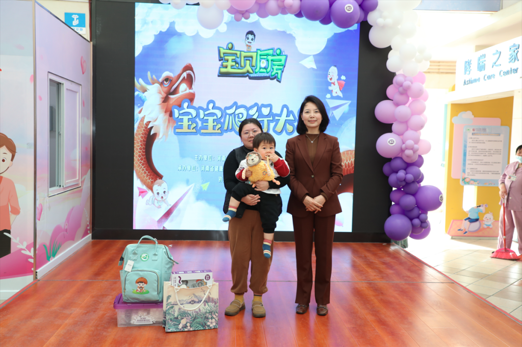 龙抬头宝宝爬行大赛在河南省妇幼保健院举办