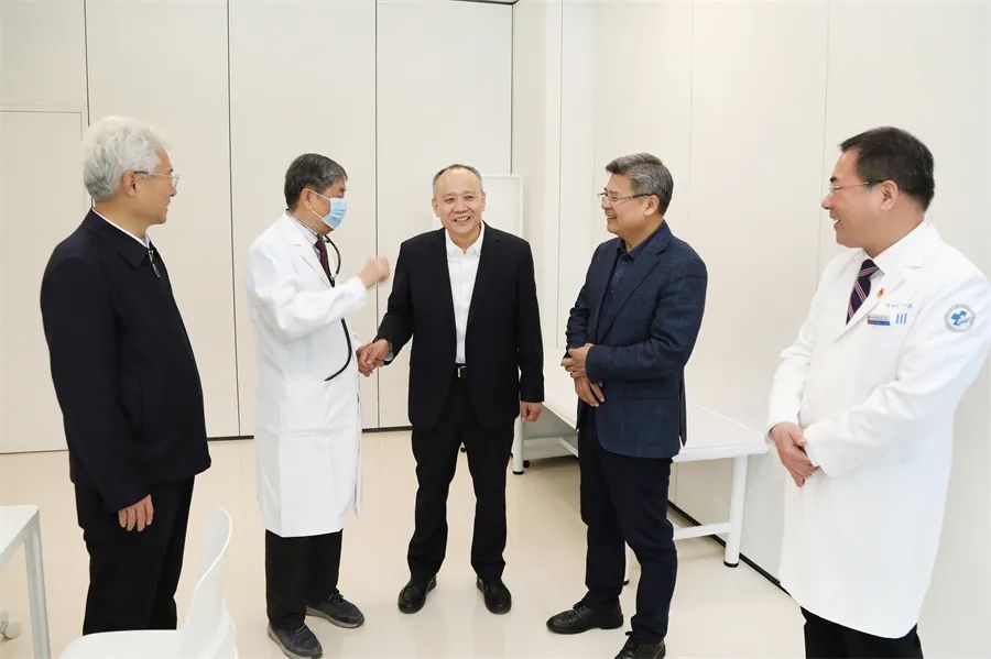 学校党委书记姜建明、校长王宝山一行到河北医科大学第一医院进行工作调研、慰问老专家