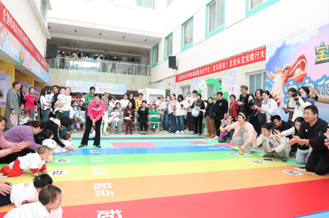 龙抬头宝宝爬行大赛在河南省妇幼保健院举办