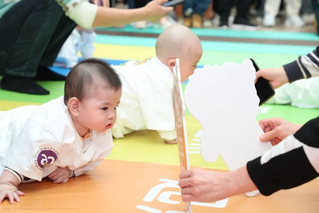龙抬头宝宝爬行大赛在河南省妇幼保健院举办