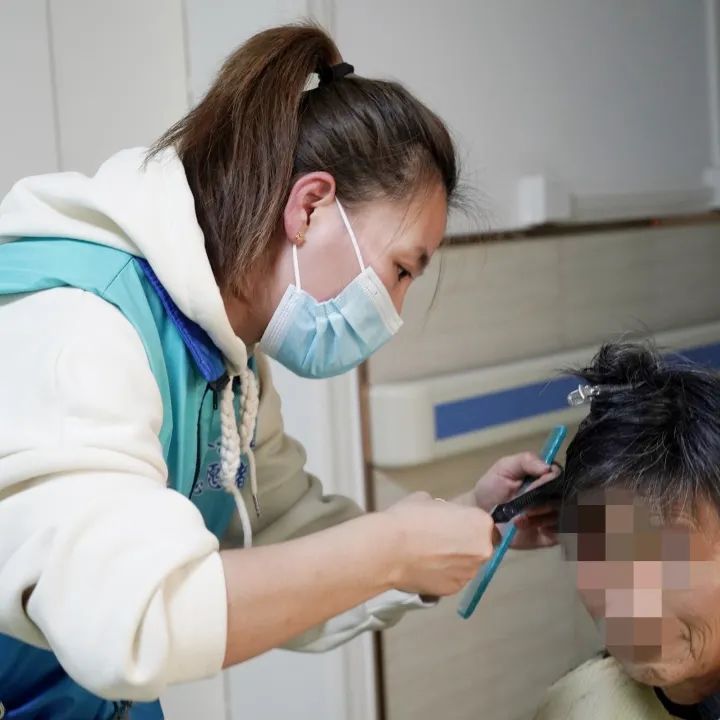 看，「世界社工日」30 多名大学生志愿者来到河北医科大学第一医院