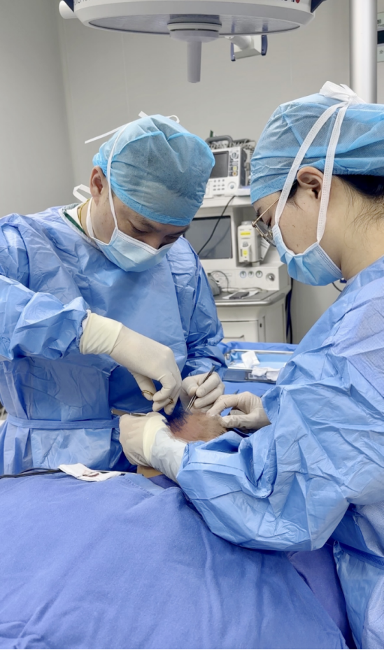 额头小胎记 32 年后变「毛桃」样巨瘤 医生为男子摘瘤补皮修复容貌