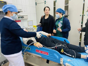 G1114 次高铁上，武大人民医院医护挺身而出救人