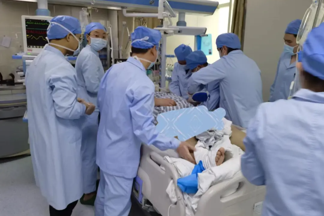 不负「重」托——郑州大学五附院成功救治近 400 斤超重脑出血患者