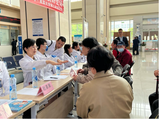 南昌大学二附院世界帕金森日义诊关爱活动