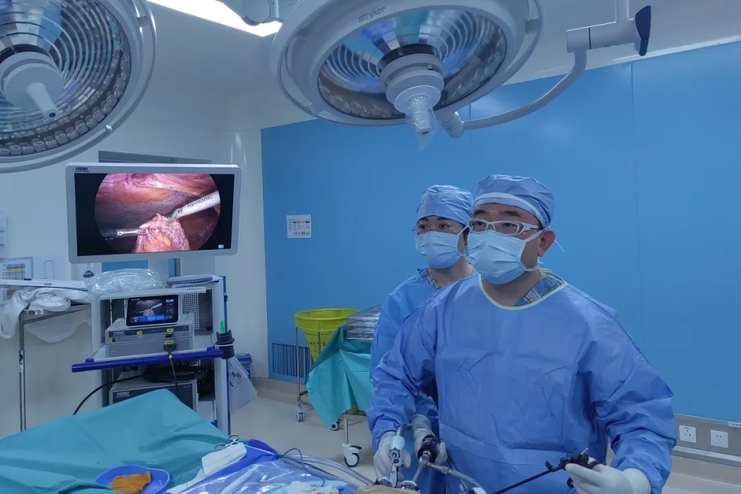 香港老兆雄医生于深圳新风和睦家医院完成首台复杂腹腔镜脐旁疝修补手术