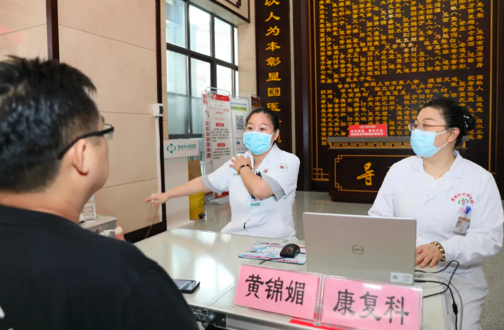 广西中医药大学校长、桂派中医大师姚春率中医内科学团队赴贺州市中医医院下基层传帮带