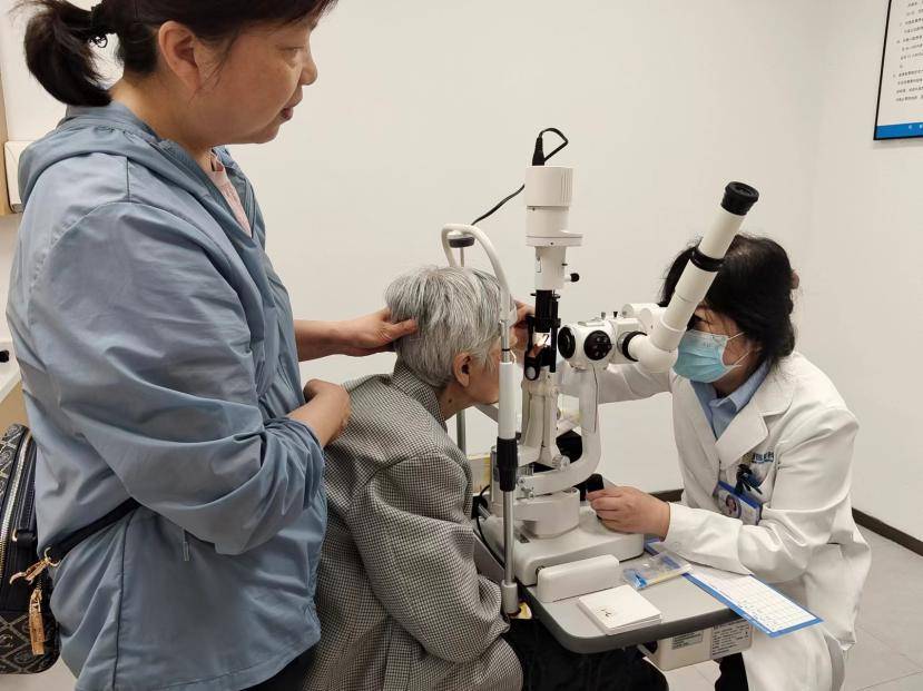 身体折叠 90 度，湖北普瑞眼科彭华琮院长站立完成手术